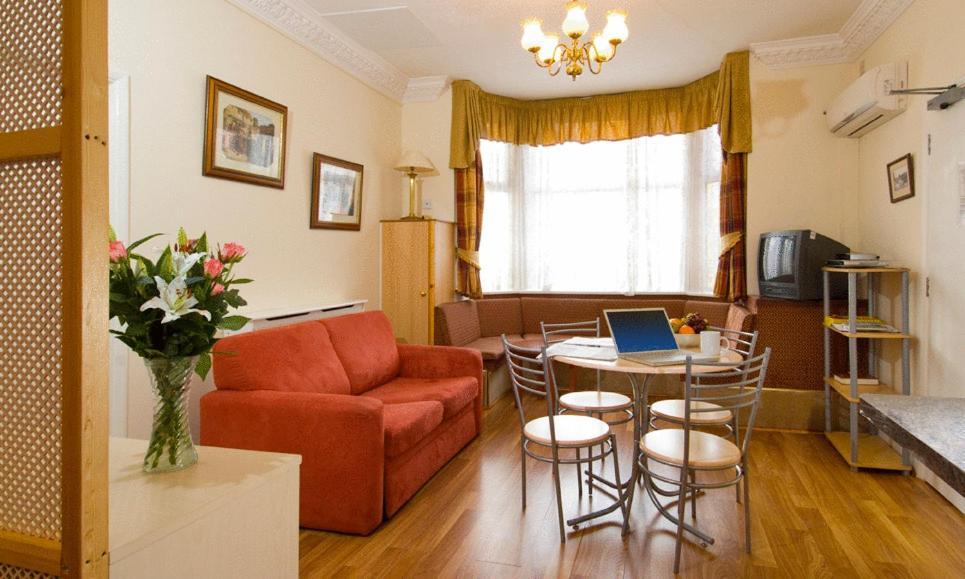 ¿Cuáles son los mejores hoteles cerca de Basildon Park? Reading Habitación foto